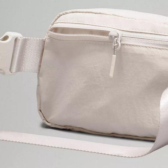 LULULEMON Everywhere Belt Bag White 142152300 Crossbody Fanny pack Classic NEW! - Picture 2 of 11